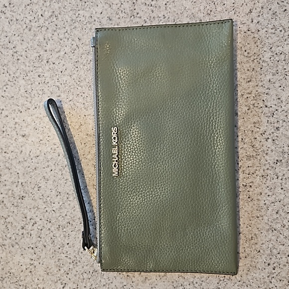 Michael Kors Envelope Wrislet - Picture 2 of 4